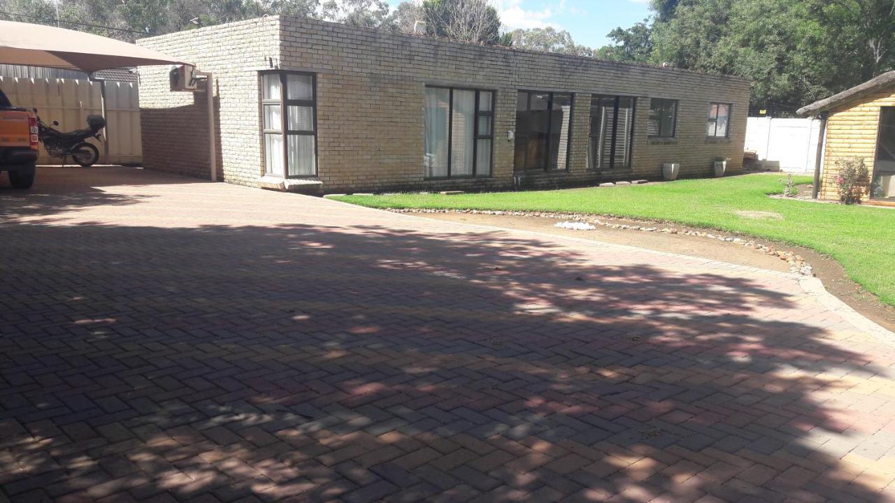 New Lodge Bloemfontein Buitenkant foto